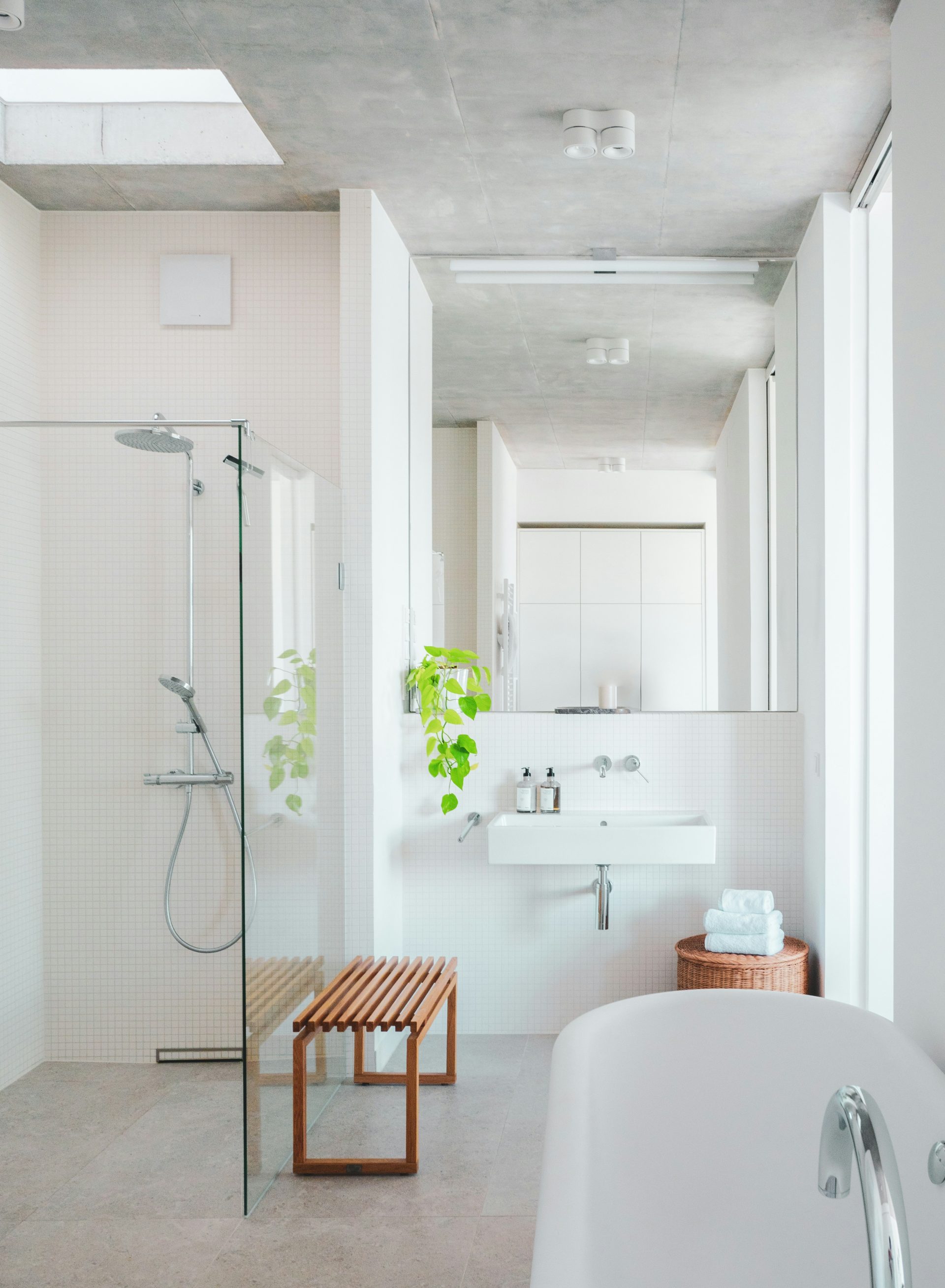 Ein Badezimmer mit Badewanne, Waschbecken und Dusche