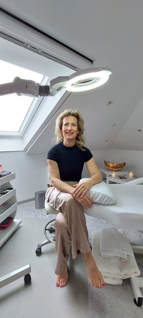 ein mit Möbeln gefülltes Zimmer und ein großes Fenster